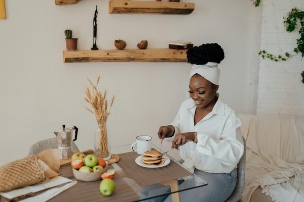 Comment intégrer des ceintures en chaîne dans une tenue sans exagérer?